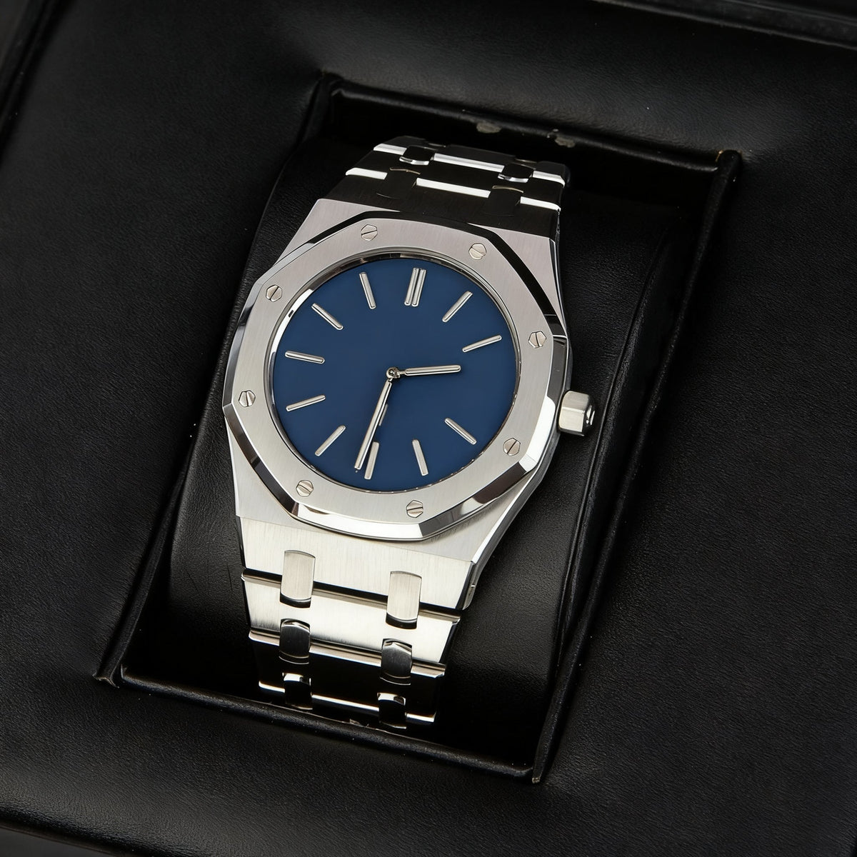 Reloj analógico clásico de pulsera elegante