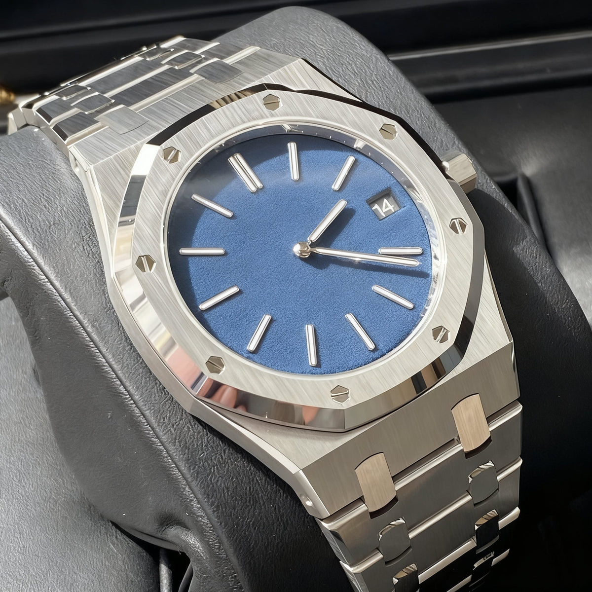 Reloj analógico clásico de pulsera elegante