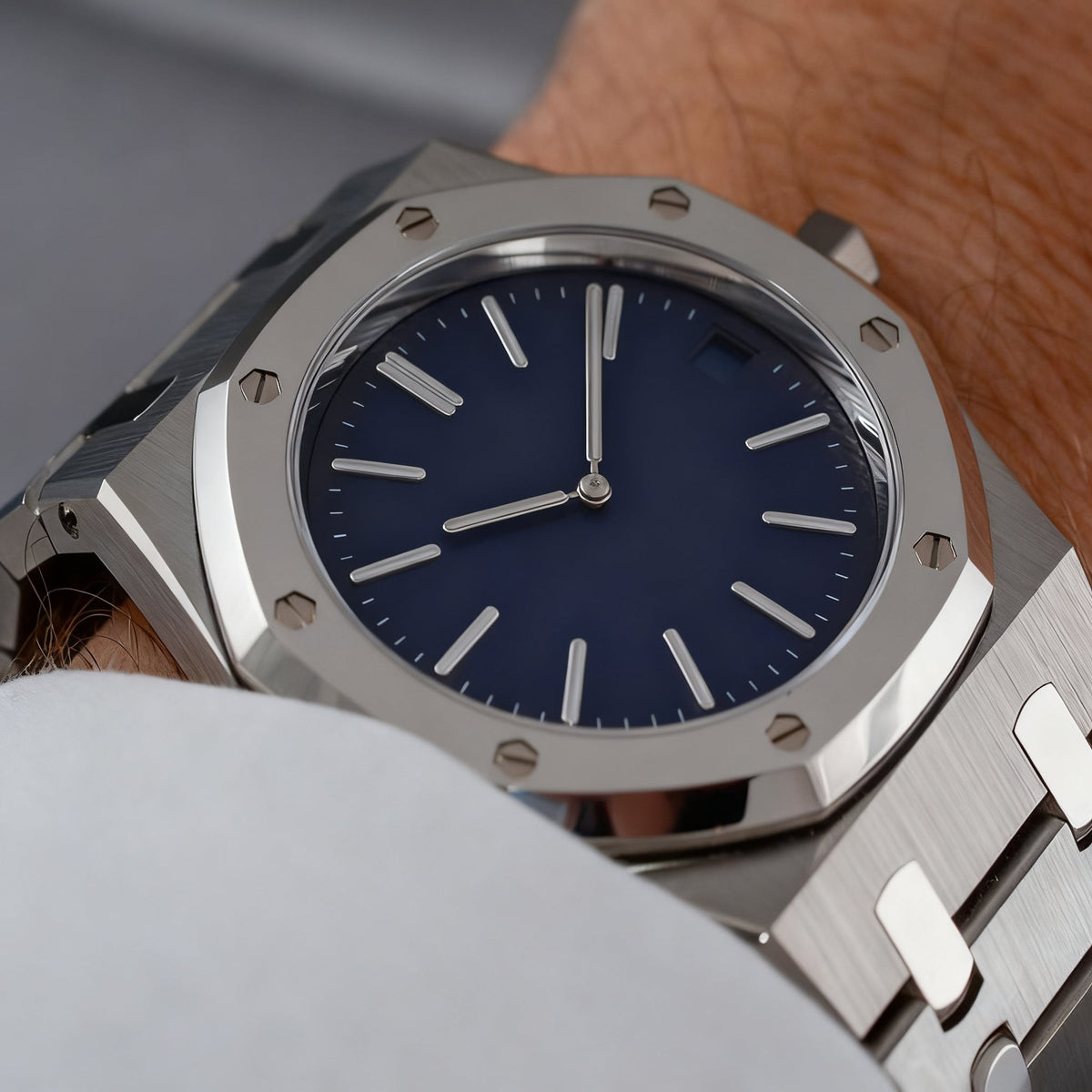 Reloj analógico clásico de pulsera elegante